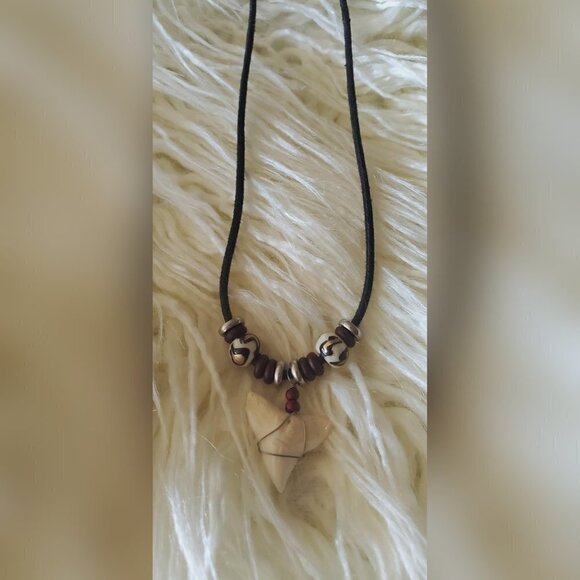 Shark Tooth 🦷 Pendant 1/2 Beaded Necklace. 🌴 - Picture 3 of 4